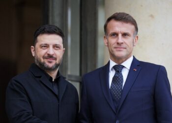 Зеленський обговорив з Макроном пріоритети перед засіданням Коаліції охочих та відзначив його орденом Свободи