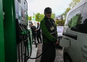 Чому АЗС підвищували ціни на пальне зі старих запасів: що каже голова АМКУ