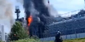 Дроны достали Тюмень в 2000 км от границы: НПЗ загорелся в день города
