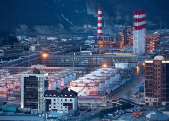 Імпорт не рятує Росію взагалі: удари ЗСУ зупинили топові НПЗ