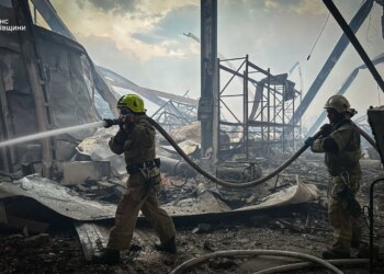 Два розподільчі центри "Сільпо" загорілися через атаку рф, загинули 6 працівників
