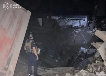 Нічна балістична атака на Київ пошкодила дитячу лікарню, є постраждала людина