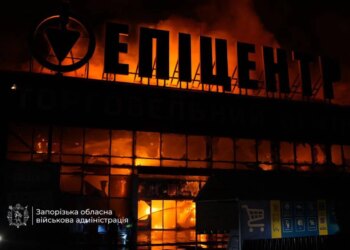 росіяни атакували Запоріжжя, пошкоджено торговельний центр та приватний будинок