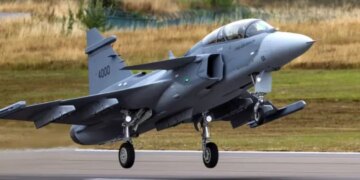 Saab вперше підняла у повітря двомісний Gripen F – чому ця версія важлива для України