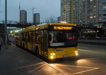 В Україні готують нові правила роботи транспорту під час тривалих повітряних тривог