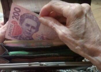 ПФУ разграничил выплаты приемным родителям и детям: где проверить суммы