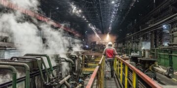 Російські удари зупинили ключові підприємства металургії України, – Форбс