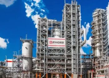 Четвертий за величиною НПЗ Росії зупиняє переробку нафти після атаки дрона, – Reuters