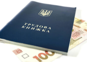 Трудовая книжка утеряна, а предприятие в оккупации: чем подтвердить стаж