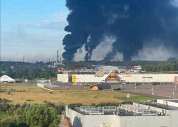 Дроны ударили по Ярославлю: горит НПЗ, питающий топливом Москву