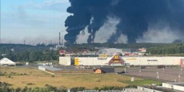 Дроны ударили по Ярославлю: горит НПЗ, питающий топливом Москву