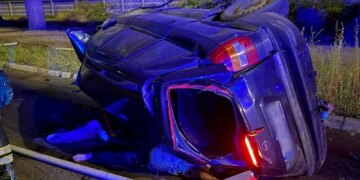 У Києві автомобіль Opel впав з мосту, водій загинув