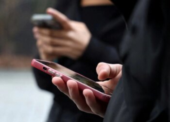 ЄС планує запропонувати заборону на використання соцмереж та чат-ботів з ШІ для дітей до 15 років