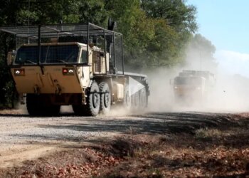 США переймають досвід України – військові HMMWV та HEMTT отримали захист від дронів