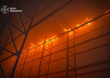 Одещина зазнала атаки рф: горіли склади мережі супермаркетів, Румунія піднімала винищувачі