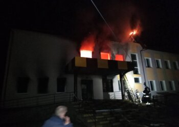 Ворог атакував дроном ліцей під Києвом, спалахнула пожежа