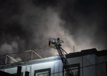 У Києві дрони влучили в офісну будівлю, уламки впали у двох районах