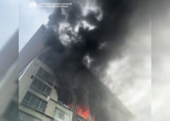 рф вдарила по бізнес-центру в центрі Дніпра – людей дістають з верхніх поверхів, є ті, хто не виходить на зв'язок