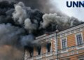 По центру Києва вдарив ворожий дрон: сталася пожежа у НАН, щонайменше одна загибла і травмовані