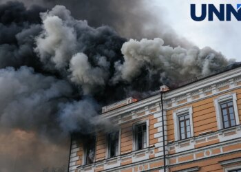 По центру Києва вдарив ворожий дрон: сталася пожежа у НАН, щонайменше одна загибла і травмовані