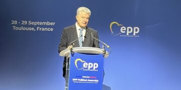 Порошенко закликав ЄС терміново наростити виробництво сучасного озброєння