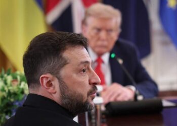 Зеленский призвал не выводить российских олигархов из-под санкций