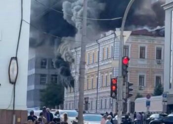 Россия ударила по Академии наук в Киеве и бизнес-центру в Днепре: четверо погибших
