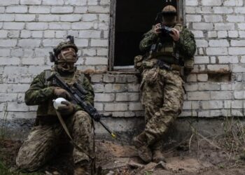 “Танк на поле боя – как десертный торт”: WSJ показал, как НАТО в Латвии учится войне дронов