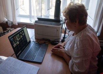 Вчителям на прифронтових територіях зберегли доплати: рішення Кабміну