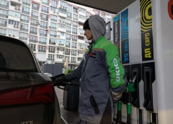 Ціни на бензин злетіли, а дизель вже не по 100 грн: скільки коштує пальне на АЗС 15 вересня