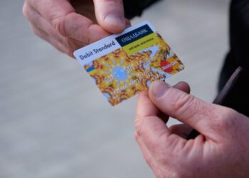 Пенсию переведут на Укрпочту без спроса: кому нужно успеть до 15 сентября