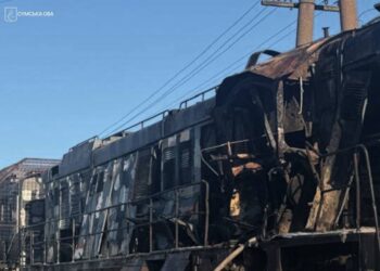 Россияне дважды ударили дронами по пассажирскому поезду Киев – Сумы: что спасло людей