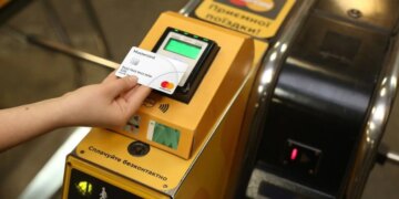 Зелена гілка метро у Києві знову перевозить пасажирів через Дніпро під час жовтого рівня загрози