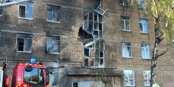 Ворожий безпілотник влучив у школу в Києві під час навчання – діти перебували в укритті