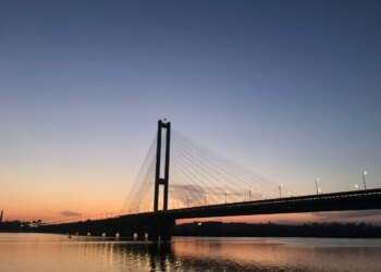 Ворог знову влучив у Південний міст у Києві