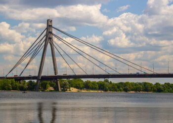 Удар рф по Північному мосту в Києві: двоє людей постраждали