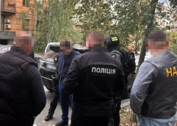 Виманив у підприємця 280 000 доларів: у Києві затримали псевдопрацівника НАБУ
