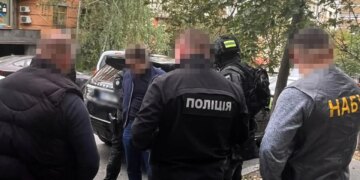 Виманив у підприємця 280 000 доларів: у Києві затримали псевдопрацівника НАБУ