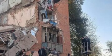 Четверо дітей загинули через удар рф по багатоповерхівці у Прилуках, кількість жертв продовжує зростати