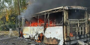 росіяни вдарили по рейсовому автобусу в Краматорську: 12 загиблих, ще 13 поранено