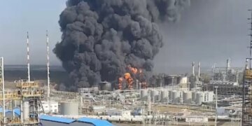 Україна продовжить удари по російських НПЗ попри домовленості Трампа і путіна – FT