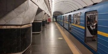 У Київському метро тимчасово призупинили рух поїздів і роботу ескалаторів через зникнення напруги