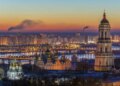 У чотирьох районах Києва після російської атаки зникло світло та зупинився електротранспорт
