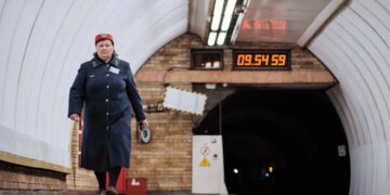 У Києві метро та автобуси змінили рух через перекриття на Південному мосту