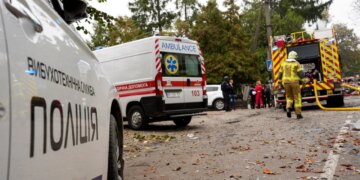 "Трьох обстежують, двох оперують" – у Рівному зросла кількість постраждалих через ворожий удар по університету