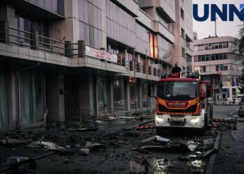 У Києві ворожий дрон влучив в офісну будівлю – кадри з місця подій