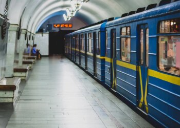 У Києві зупинялися поїзди на всіх гілках метро: у метрополітені пояснили причину