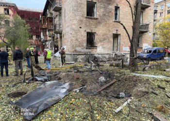 Російський дрон упав у дворі багатоповерхівок у Києві: п'ятеро постраждалих