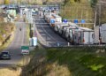 Величезні черги на кордоні з Польщею на тлі тривог: вантажівки стоять до двох днів