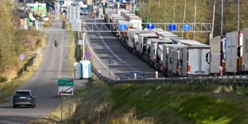 Величезні черги на кордоні з Польщею на тлі тривог: вантажівки стоять до двох днів